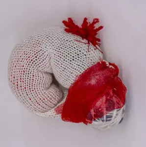 Dolores, texit reciclat, manyoc de llanes i fils amb brodat, 11x10x4,5 cm