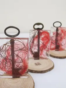 Obrint arrels, resina epoxi amb llana cardada i arrels, claus i llesques de tronc