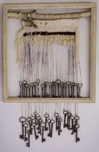 Cadascú troba la seva clau, branca amb tapís, claus antigues, 82x55cm
