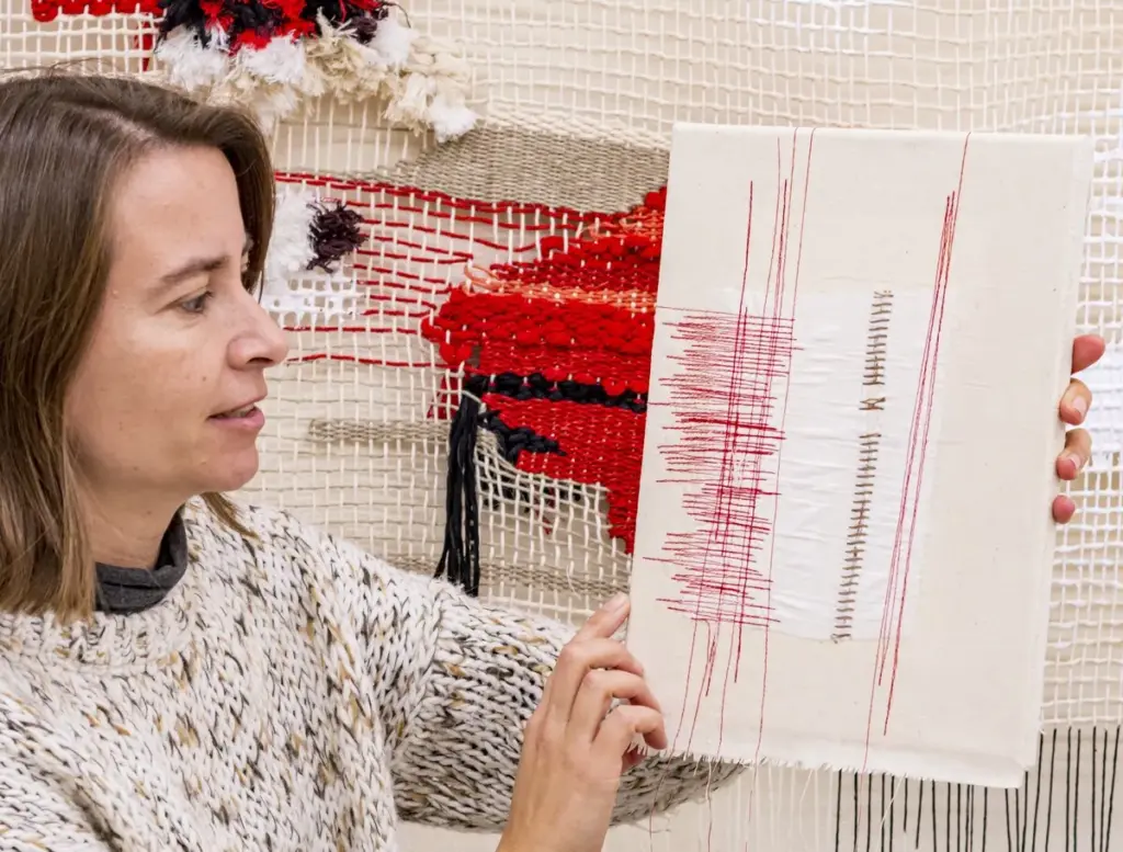 Foto Maria Maria Fabre, ensenyant una obra seva a l'exposici{o de "petitona meva"