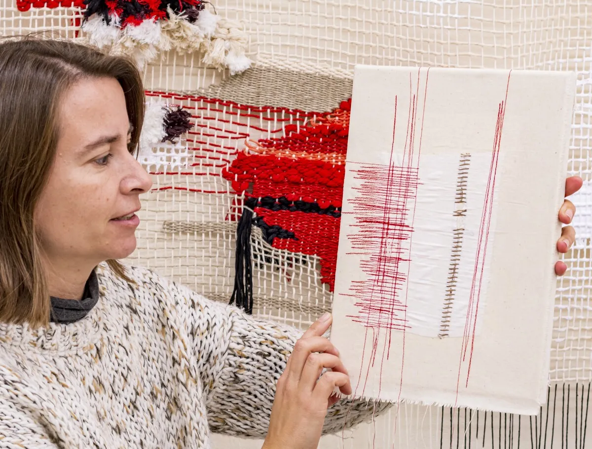 Maria Fabre, ensenyant una obra seva a l'exposici{o de "petitona meva"