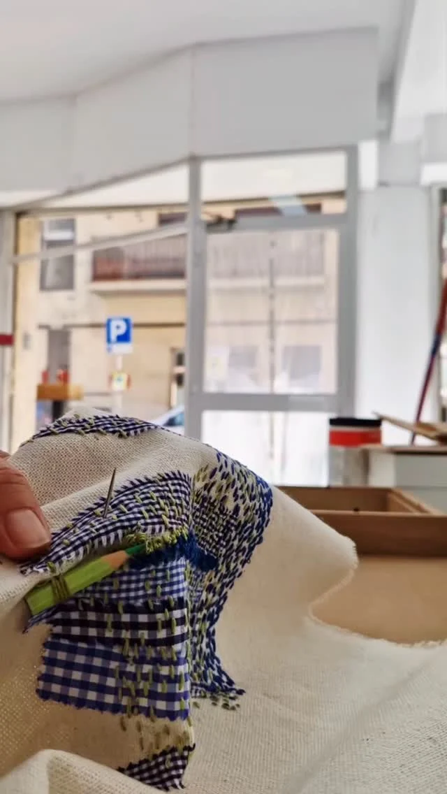 Ultimant detalls #pintantdenou #projectes #arttèxtil #expoenprocés