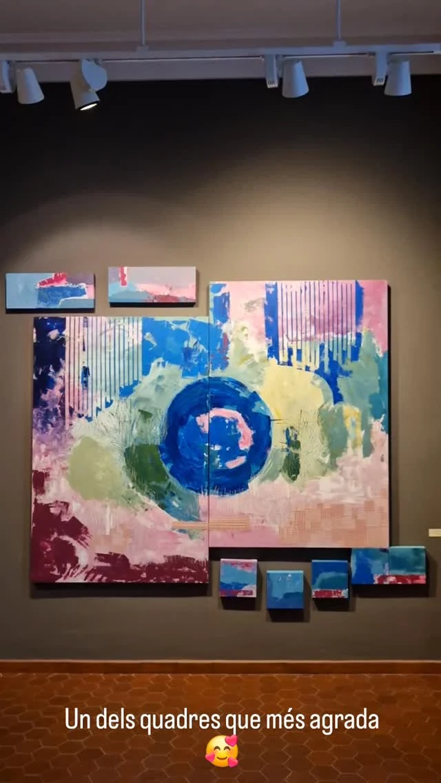 "L'hora del pati" un quadre que cada vegada que el veig em sorpren i me'l miro de reull, com per anar mica a mica fent-me'l meu. És com si hagués sortit de l'amagatall, com si hagués estat amagat desitjant sortir en un bon moment. Encara l'estic paint☺️. M'agrada, m'agrada i n'estic orgullosa ❤️.Horaris del cap de setmana: dissabte i diumenge de 10:30 a 14:30 h. Dissabte de 17 a 20h.
@museu_calgerrer
#exposició #pintantdenou #novaexpo
#art #pintura #arttèxtil