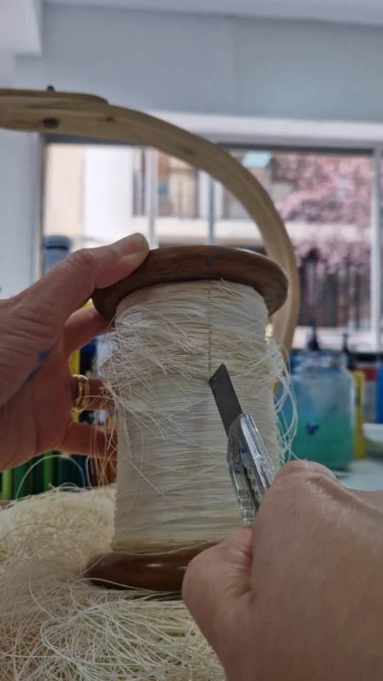 Quan el so forma part del procés creatiu☺️
Fil procedent de la meva àvia, possiblement de la Fabra i Coats, on treballava l'avi.#arttextil #artcontemporani #asmr #projectes #satisfactory
