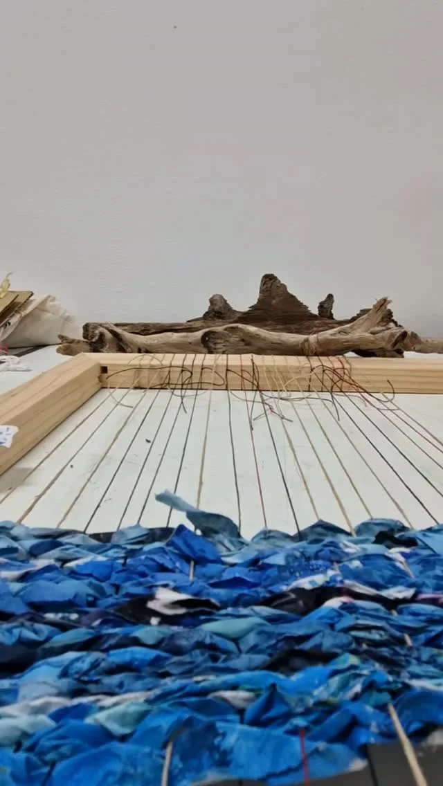 A poc a poc, així vaig al taller, lentament.
#projectes #arttèxtil #tapestry #pintantdenou