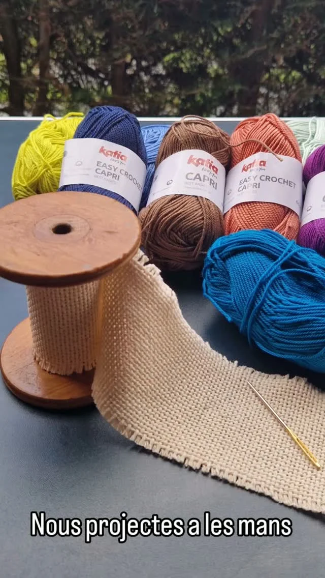 La paleta de colors són els fils de cotó de @katiayarns la base roba de cotó de trama ampla de @ribesycasals i el rodet de fusta de l'Amparo de Museros.
#nousprojectes #arttèxtil #artetextil #artcontemporani #artecontemporaneo
